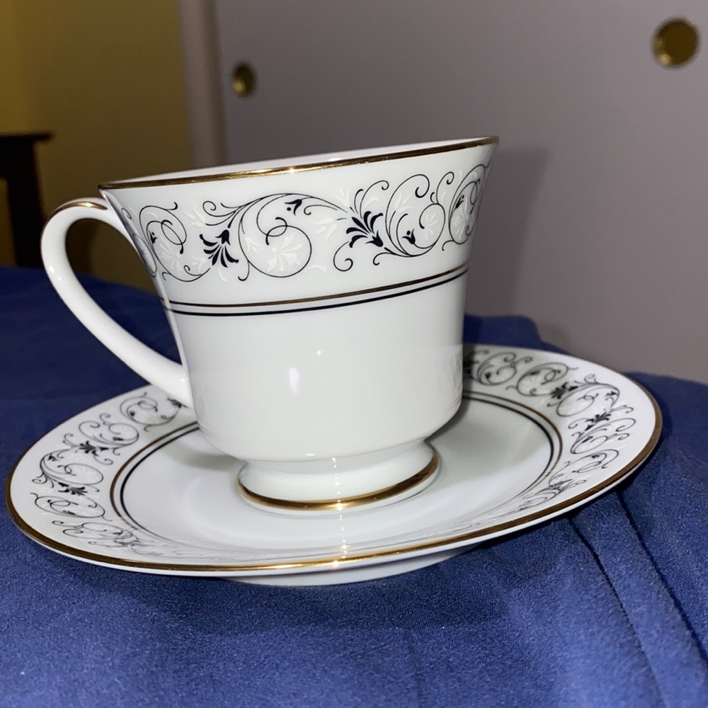 🐇 Nearly NEW - Noritake - set of 8 Bone China tea cups / coffee cups + saucers